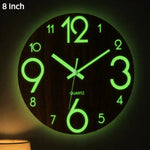 horloge murale moderne bois foncé chiffres blancs texture naturelle pouces facile lecture quartz salon