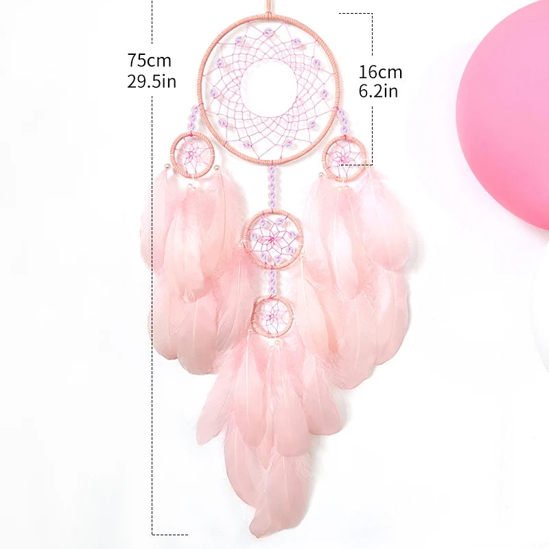 Beau capteur de rêves décoratif suspendu avec des plumes roses et une conception dreamcatcher en forme de cercle.