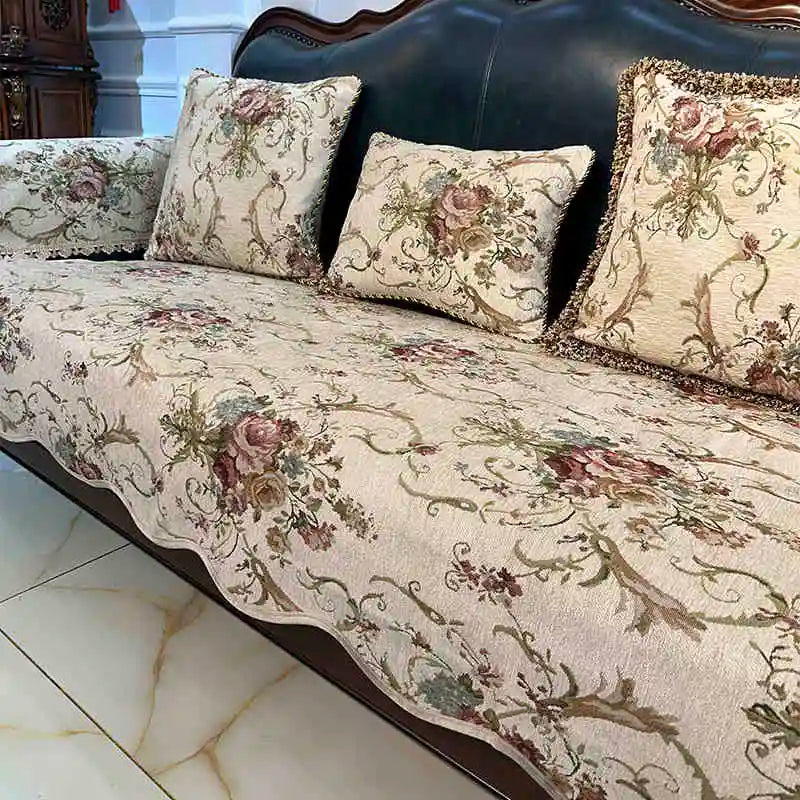 Le canapé à fleurs beige et vintage avec ses coussins ornementés crée une atmosphère cosy et raffinée dans cette pièce.