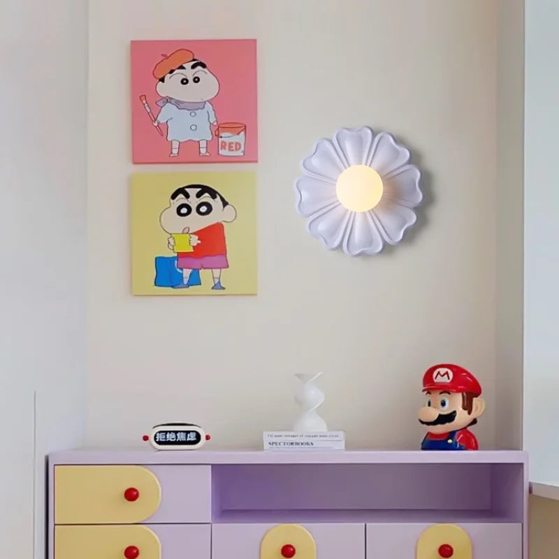 Applique murale installée dans une chambre d'enfant avec décoration douce