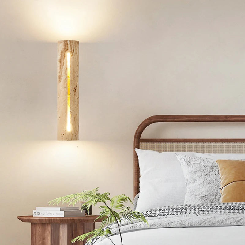 Détail de la lampe murale en travertin avec éclairage LED