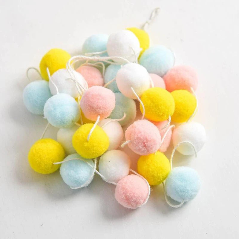 guirlande pompons rose bleu blanc moderne décoration anniversaire enfant velours chambre festive