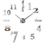 horloge murale numérique minimaliste moderne noire blanche chiffres relief effets découpe cadran lisse fixée
