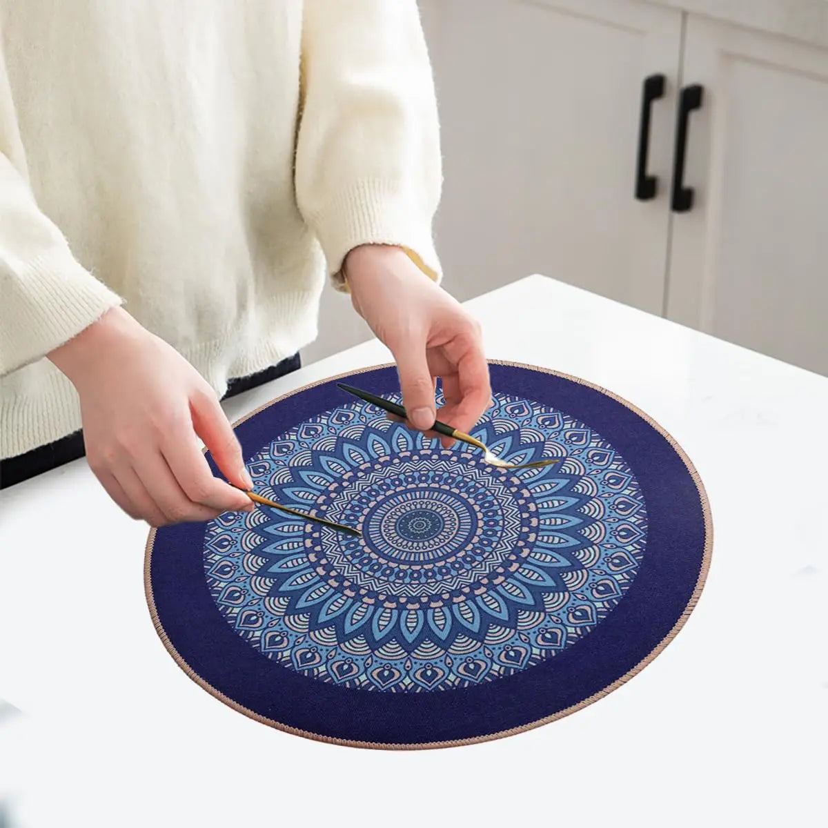 tapis table rond mandala boho chic bleu marine beige tissé imperméable résistant chaleur