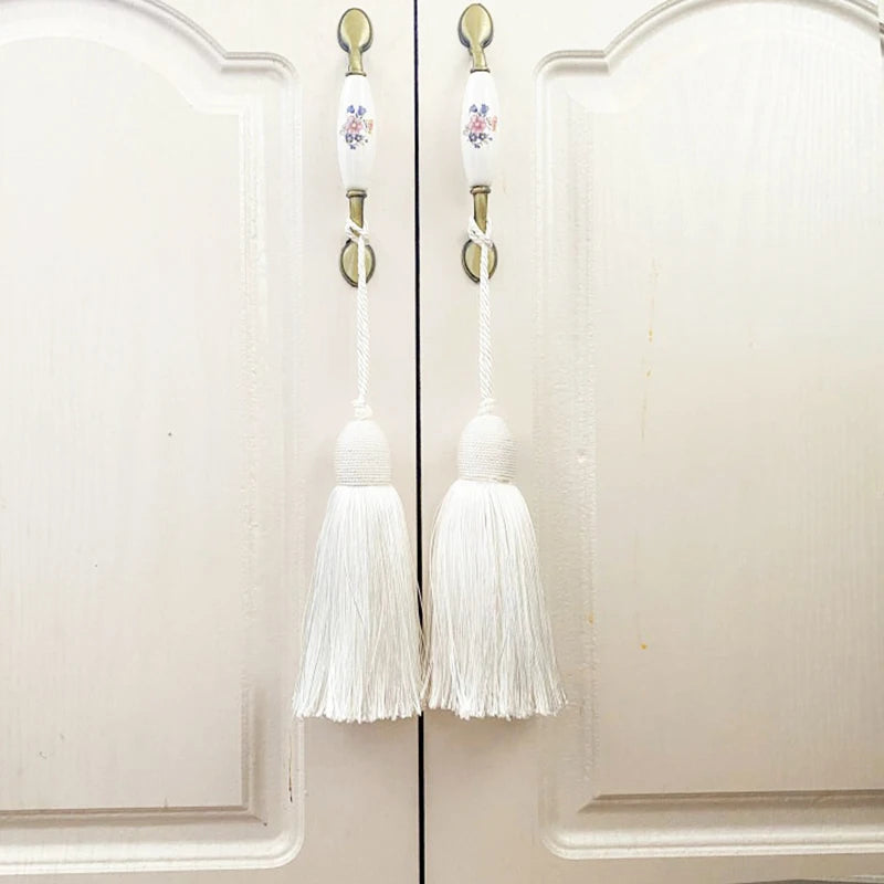 pompon porte décoration maison classique élégant couleur beige bleu marine noir blanc gris clair