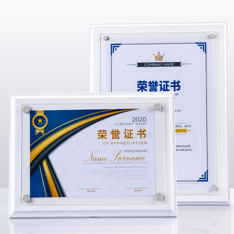cadres photo bois marron minimaliste argentés transparents documents certificats