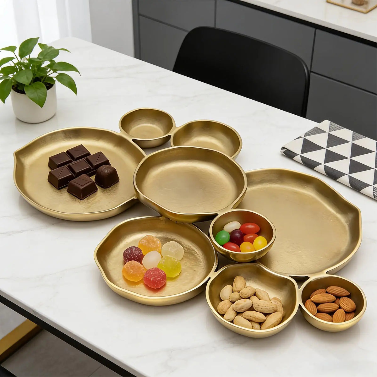 assiettes decoratives metal or blanc retro elegantes presentation desserts receptions