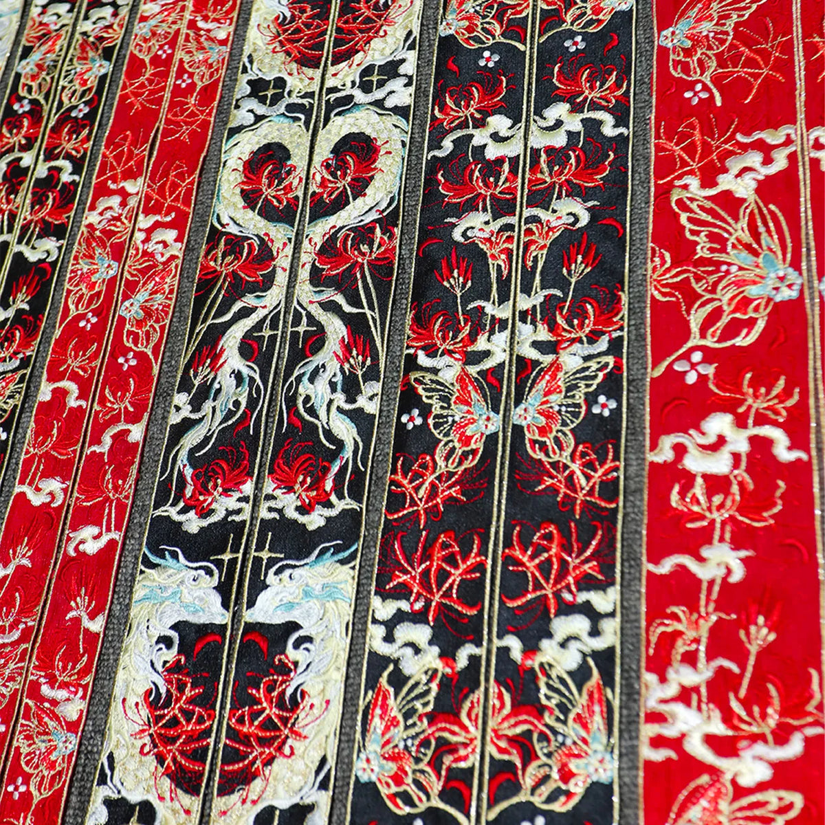 ruban décoratif artisanal dragon stylisé fleurs motifs floraux rouge noir blanc doré