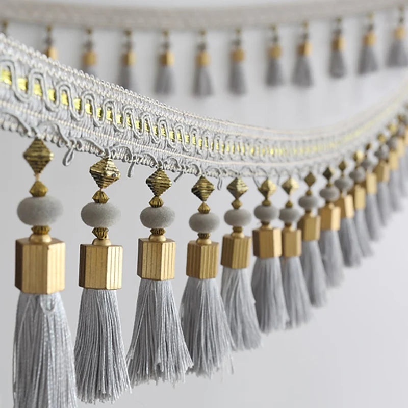 franges dentelles bordures décoratives élégantes textiles maison vêtements blanc crème gris doré