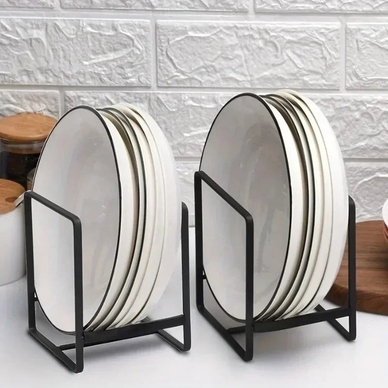 support assiettes noir moderne minimaliste rangement cuisine assiettes blanches lisses vertical organisation domestique qualité