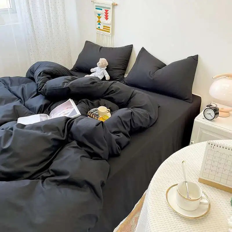Housse de couette noire dans une chambre décorée avec style