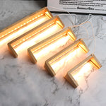 Cadre photo lumineux LED allumé dans un salon