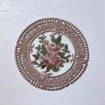 serviette table vintage broderie florale dentelle beige clair classique romantique respectueux environnement table élégante