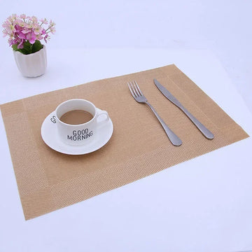 tapis table moderne rayures horizontales beige marron gris clair assiette cuillère couteau tasse