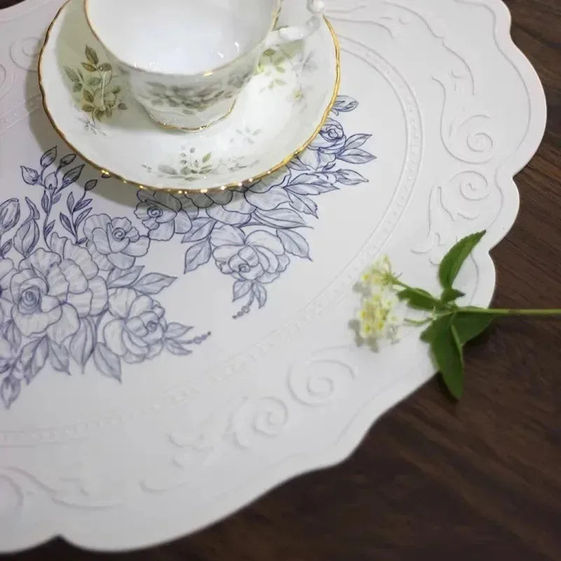 tapis silicone blanc fleurs bleues bordure ornée classique baroque vaisselle thé assiette fourchette chocolat