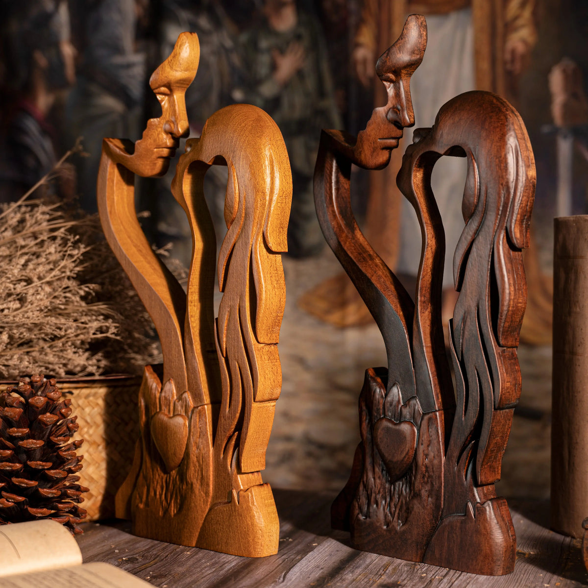 statuette bois clair foncé sculptée couple stylisé amour art moderne abstrait cœur