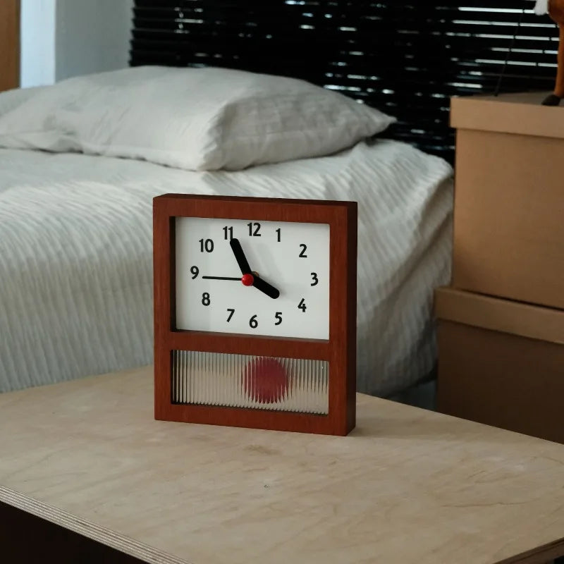 horloge murale bois marron cadran blanc chiffres noirs pointeur rouge minimaliste classique moderne chambre