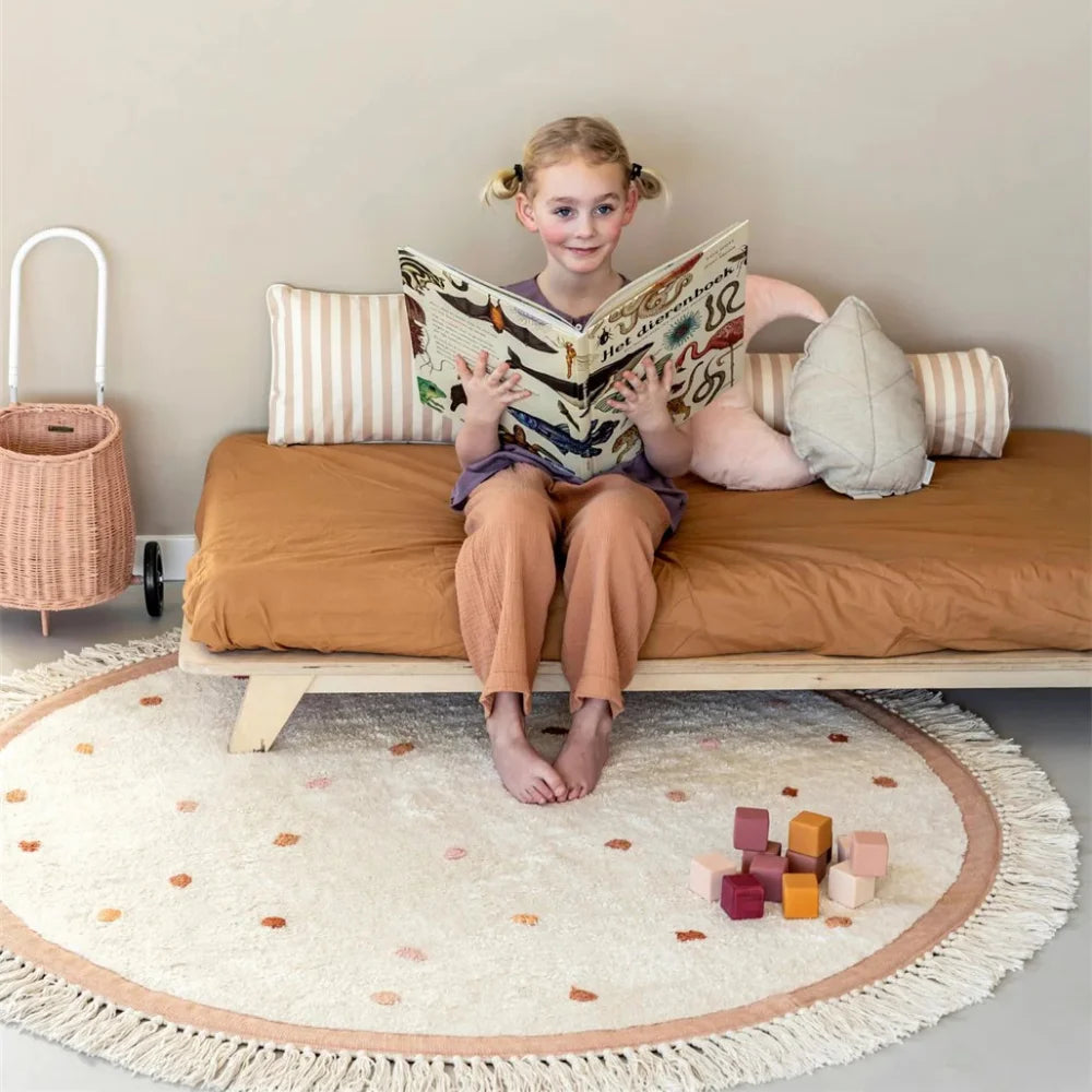 tapis moderne doux rose pâle points différents tailles couleurs bordure frisée salon chambre bébéextérieur