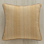 Coussin décoratif en tissu texturé aux motifs dorés et beiges, créant un effet chic et élégant.