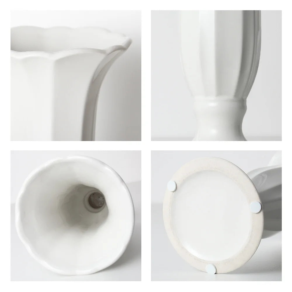 Carafe blanche en céramique avec couvercle en verre, goulot effilé et détails circulaires sur le corps, présentant une forme élégante et un design épuré.