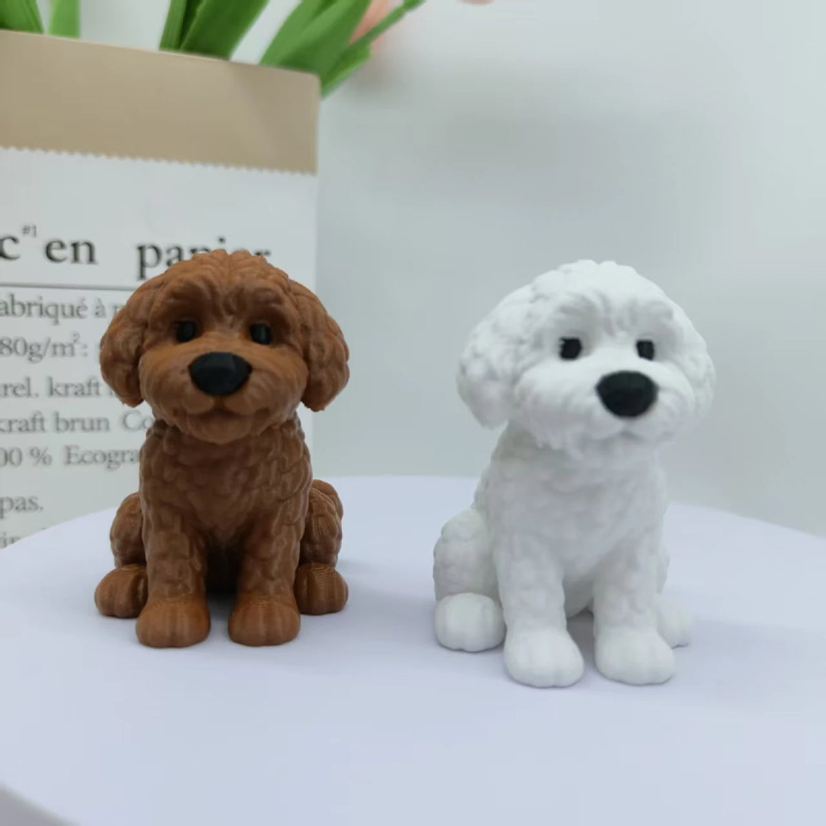 figurines chiens marron blanc réalistes pelucheuses décoration maison moderne statuettes animaux
