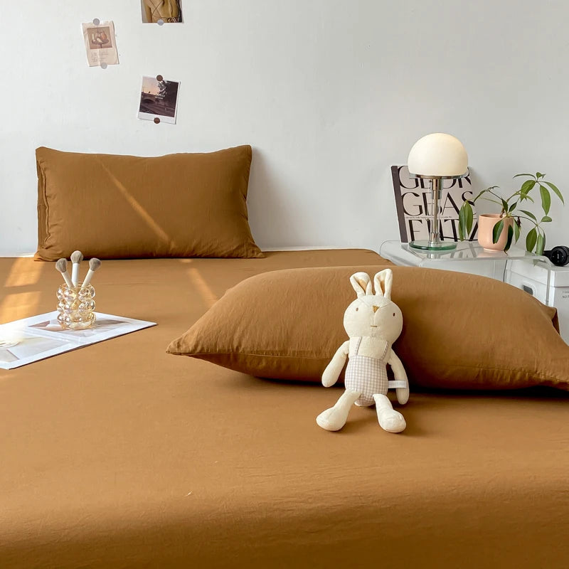 Coussin et doudou lapin dans un coin cosy de la pièce, avec des accessoires décoratifs.