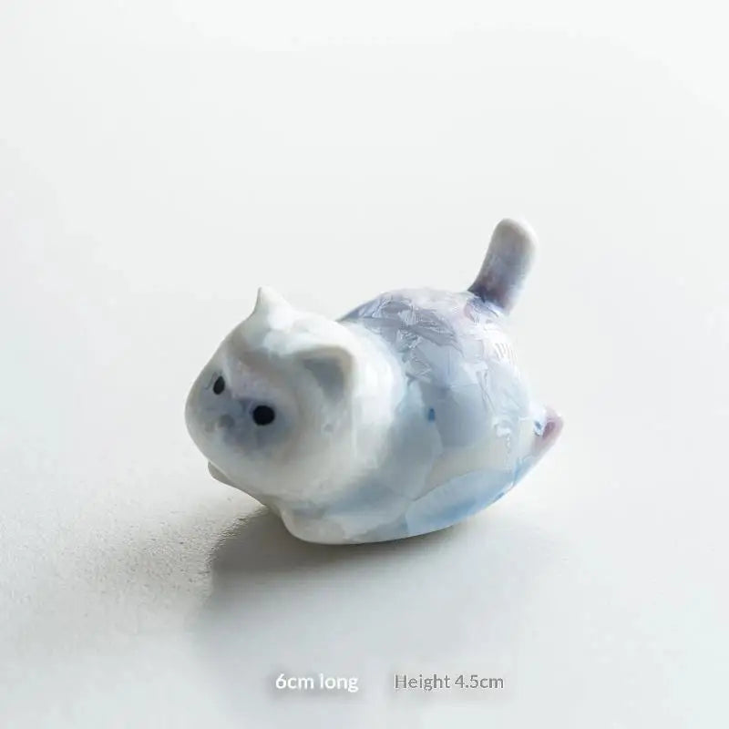statuette artisanale chat blanc bleu rose gris texture craquelée moderne décoration intérieure base plate
