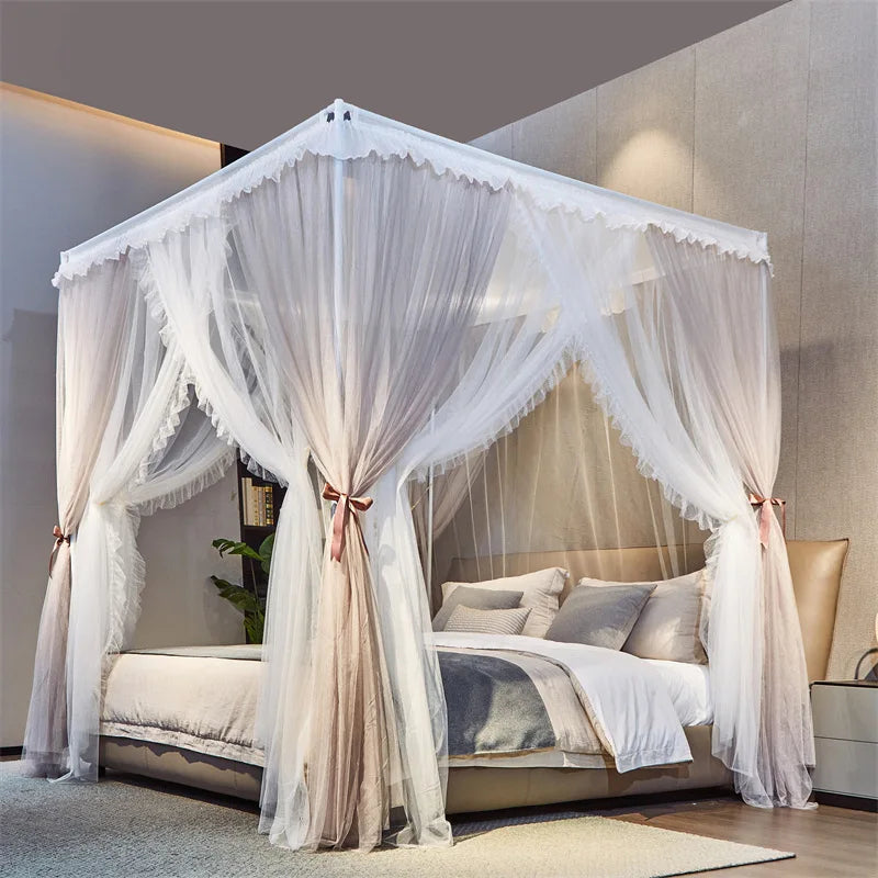 Une chambre à coucher élégante dotée d'un lit à baldaquin blanc et de rideaux drapés pour créer une atmosphère apaisante et romantique.