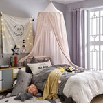 Une chambre douillette et bien aménagée avec un lit confortable et une décoration élégante, notamment un baldaquin rose pâle.