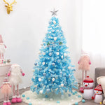 Détail des branches du sapin de Noël blanc montrant les aiguilles en PVC