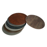 Assortiment de sous-verres ronds en bois de différentes couleurs et textures.