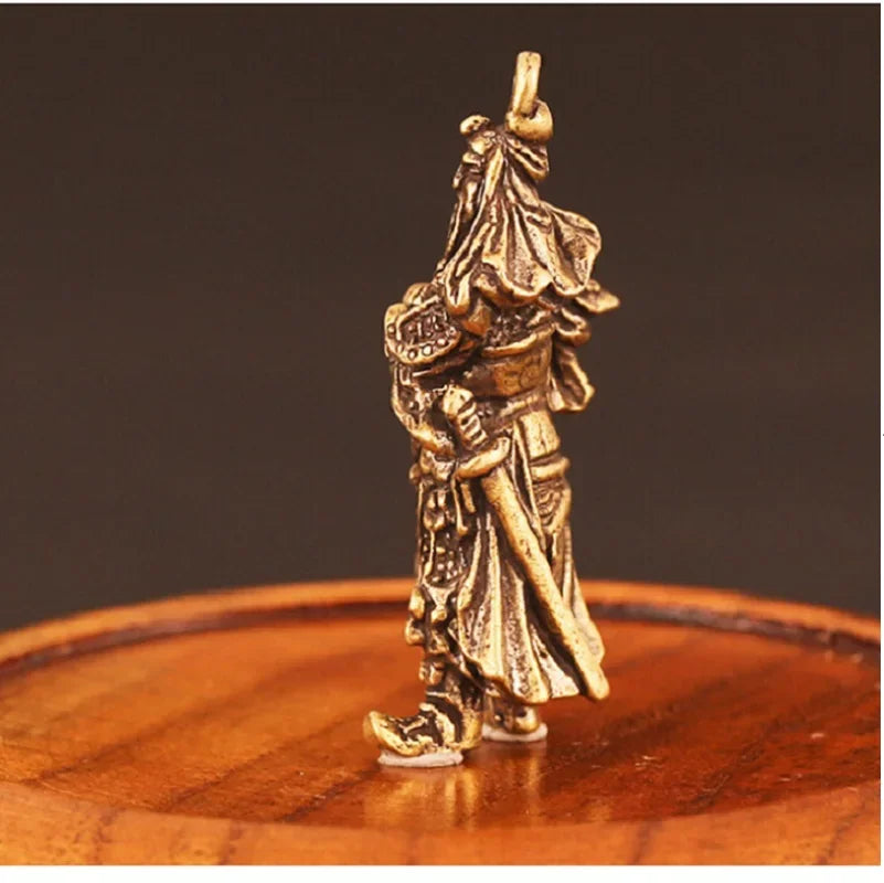 figurine traditionnelle bronze doré personnage masculin détails sculptés vêtements coiffure élaborée ornement maison