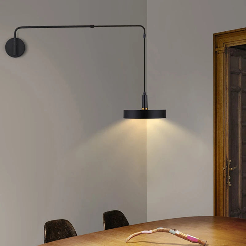lampe murale industrielle abatjour conique bras articulé noir lumière jaune minimaliste
