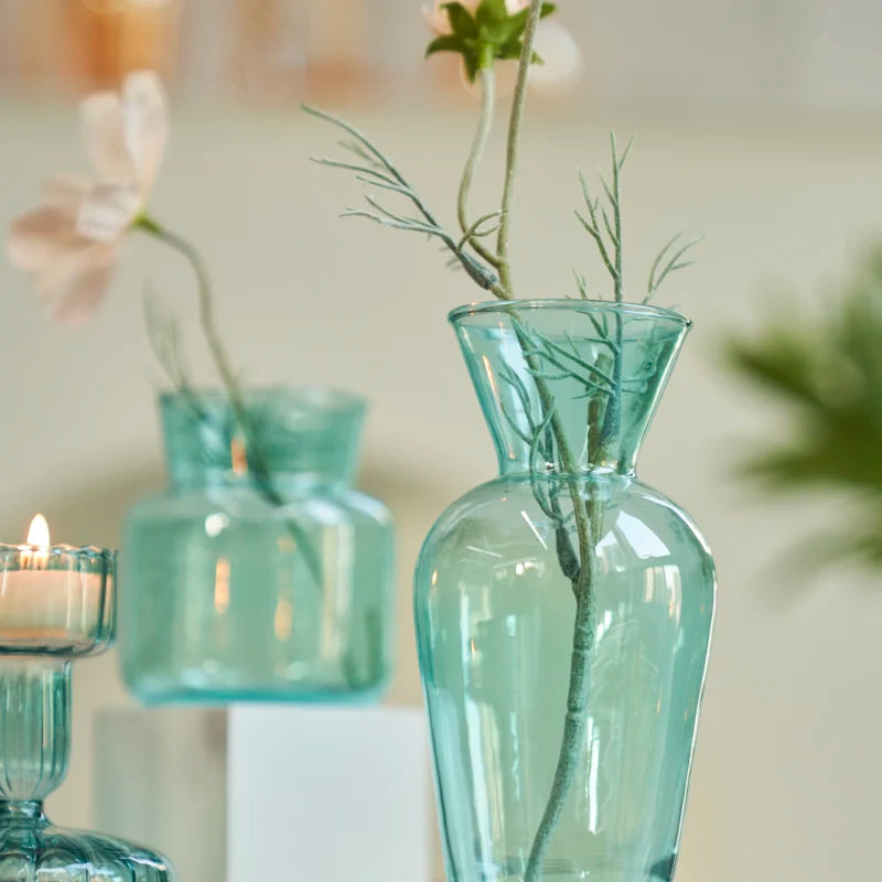 Vase en verre transparent dans un intérieur nordique