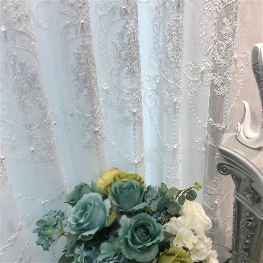 rideau blanc brodé tulle translucide classique romantique fleur intérieur extérieur