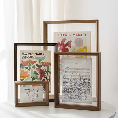 Cadre photo acrylique transparent double face blanc posé sur table