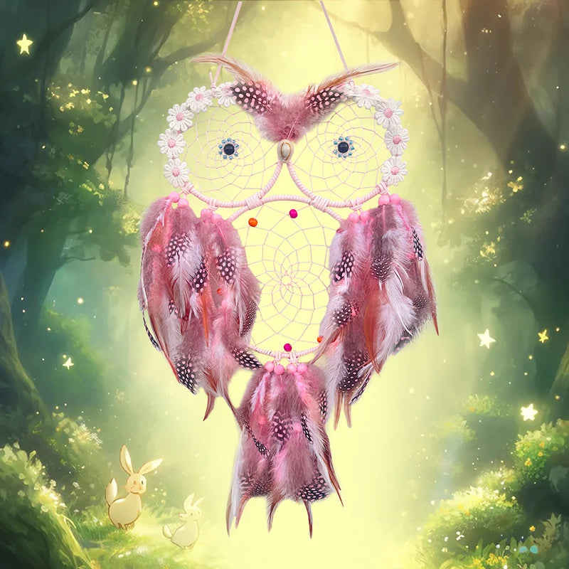 Une magnifique décoration murale en forme de chouette aux plumes roses flottant dans une forêt enchantée remplie de lapins.