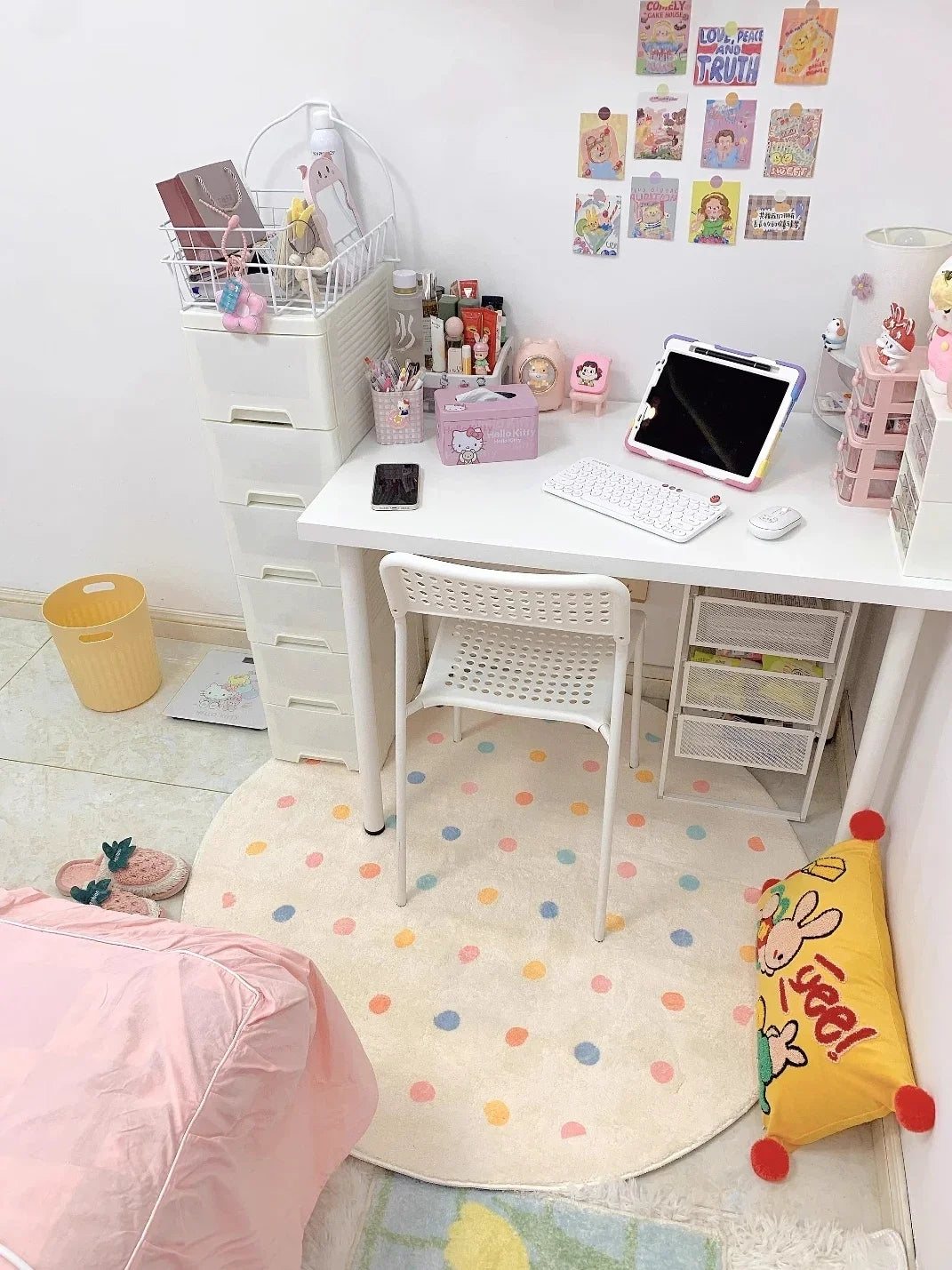 Un bureau blanc lumineux et organisé, avec un ordinateur, des accessoires et de jolies décorations aux couleurs pastel, créant une ambiance chaleureuse et accueillante.