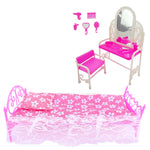 lit poupée rose fleurs blanches dentelle accessoires chambre oreiller coussin miroir tabouret peigne