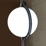 Lampadaire rouge avec abat-jour en chrome dans une chambre