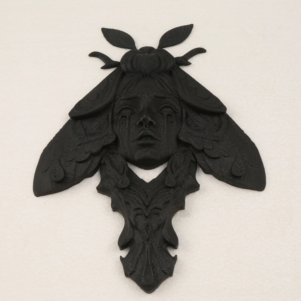 sculpture murale gothique relief noir visage papillon artisanal décoration intérieure unique chambre obscurité