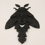 sculpture murale gothique relief noir visage papillon artisanal décoration intérieure unique chambre obscurité