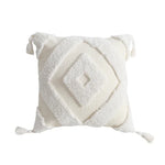 Coussin décoratif moelleux et texturé avec motifs géométriques blancs, orné de franges, parfait pour une déco cocooning et chaleureuse.