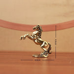 décoration intérieure statuette cheval doré détails fins sculpture cuivre opaque moderne salon