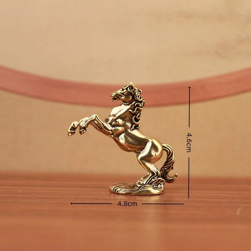 décoration intérieure statuette cheval doré détails fins sculpture cuivre opaque moderne salon