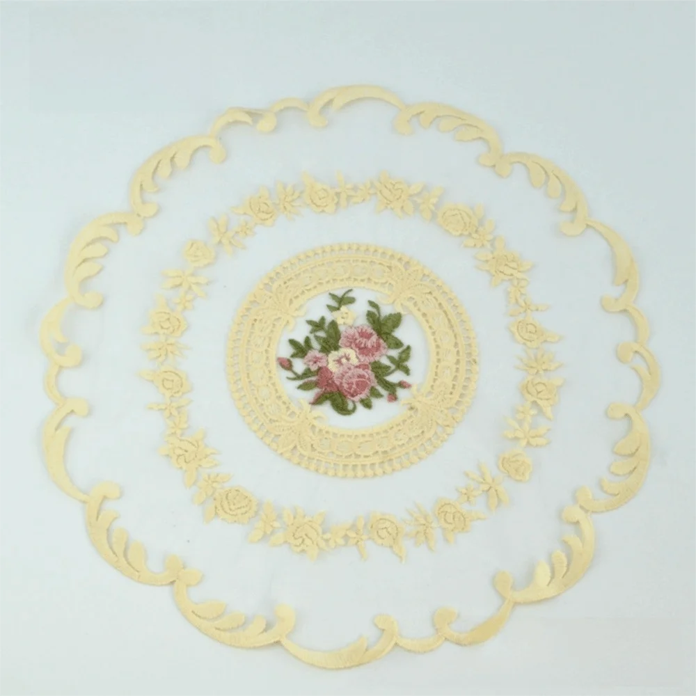 nappe table décorative brodée dentelle fleur rose motif circulaire vintage shabby chic semi transparent
