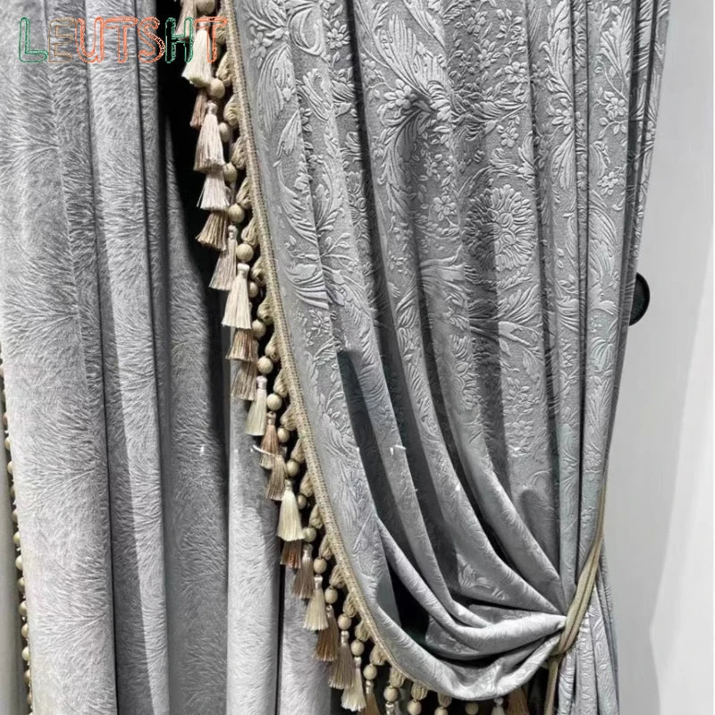 rideau velours gris clair motif floral classique pompons dorés fenêtre chambre salon