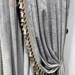 rideau velours gris clair motif floral classique pompons dorés fenêtre chambre salon