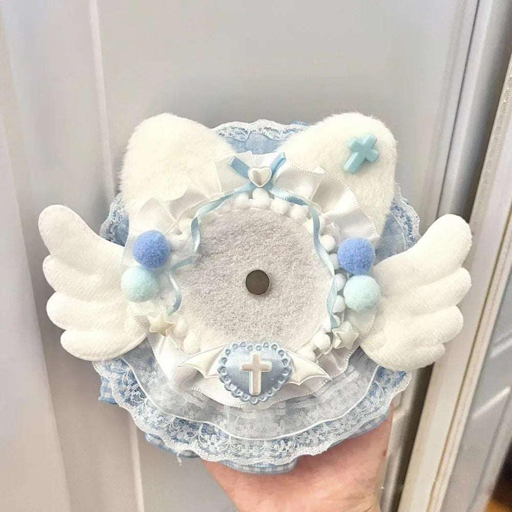 couronne baptême ailes rubans pompons croix dentelle blanche rose violet bleu jaune