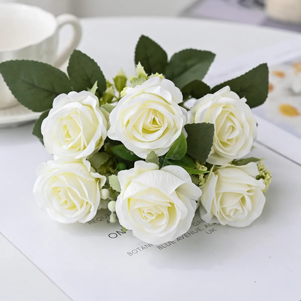 bouquet roses artificielles soie rouge blanc vert decoration mariage anniversaire intérieur classique romantique